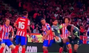 Atletico thua ngược vì phạt đền khó hiểu ở Champions League